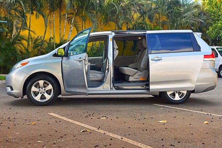 silver-minivan-st-lucia-car-rental